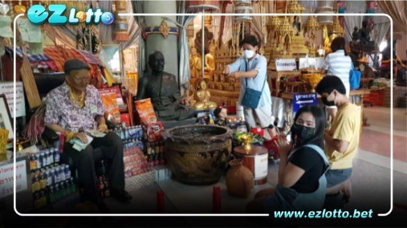 มาแล้ว “เลขเด็ด”อ่างน้ำมนต์ “ตาทอง งิ้วราย” คอหวยแห่นำไปลุ้น