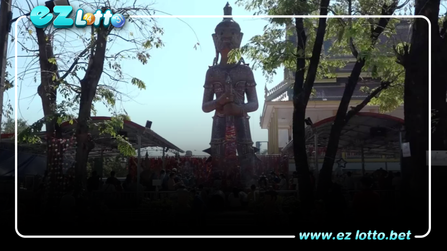 วัดประทุมบูชา ได้แจกจ่ายวัตถุมงคล เป็นเหรียญองค์ท้าวเวสสุวรรณให้กับพี่น้องประชาชนฟรี